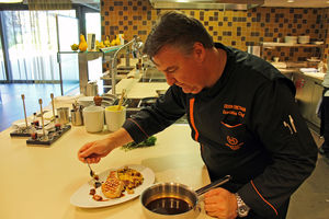 Küchenchef Steven Sweetman beim Anrichten (Foto: Sheraton Zürich Hotel)