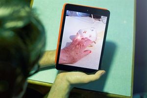 Zittrige Hand: Parkinson-Probleme werden erlebbar (Foto: analoguetheatre.co.uk) Zittrige Hand: Parkinson-Probleme werden erlebbar (Foto: analoguetheatre.co.uk)