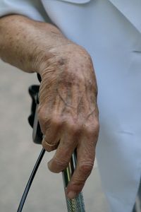Hand am Stock: Parkinson auch bei Jungen (Foto: pixelio.de, angieconscious)