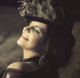 Glückliche Frau: Ab der Lebensmitte wird das anders (Foto: pixelio.de, Rondell) Glückliche Frau: Ab der Lebensmitte wird das anders (Foto: pixelio.de, Rondell)