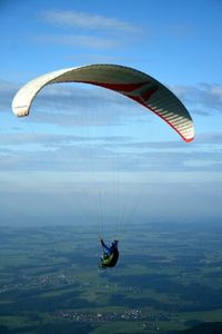Paragliding: Extravagantes macht einsam (Foto: pixelio.de/Marco Barnebeck)