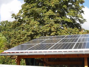Solarzellen: Hoffnung auf neuen Speicher (Foto: pixelio.de/Heinz Werner)
