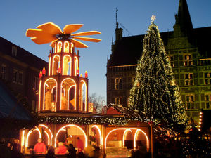 Weihnachtsmarkt: lädt überall zum Einkaufen ein (Foto: J. Bredehorn/pixelio.de)