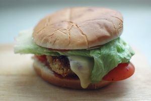 Burger: Gesundes Fast Food steht hoch im Kurs (Foto: pixelio.de/C. Dumat)