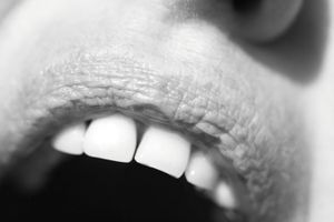 Offener Mund: Mächtige Menschen hört man (Foto: pixelio.de, Maren Beßler)