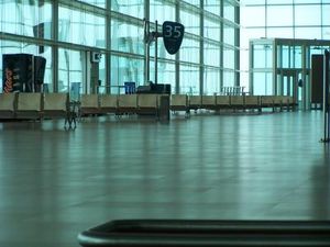 Flughafenhalle: Sicherheitschecks bald per Terahertz (Foto: pixelio.de/Kertho)