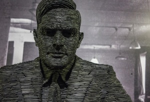 Schieferskulptur von Alan Turing (Foto: flickr.com/christopher brown) Schieferskulptur von Alan Turing (Foto: flickr.com/christopher brown)