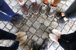 Füße: Teenie-Freundeskreise werden kleiner (Foto: pixelio.de/Marvin Siefke)