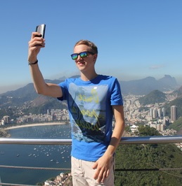 Selfie: viel Arbeit für plastische Chirurgen (Foto: pixelio.de/Götze-Happe)