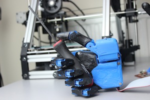 Robo-Hand: kostengünstig aus dem 3D-Drucker (Foto: openbionics.com)
