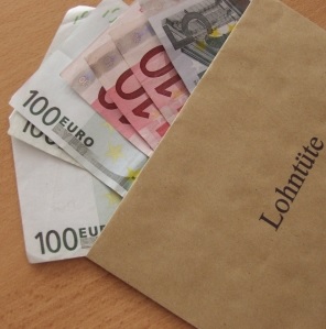 Lohntüte: Einkommensunterschiede nehmen zu (Foto: pixelio.de, Siegfried Fries)