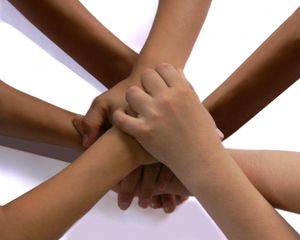 Hände: Teamwork gibt Innovationen Schubkraft (Foto: pixelio.de/Hofschläger)