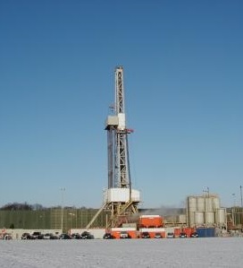 Bohrturm: Halliburton leidet unter niedrigem Ölpreis (Foto: pixelio.de, khv24)