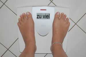 Waage: Übergewicht als Behinderung anzusehen (Foto: pixelio.de, by-sassi)