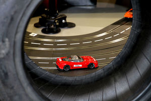 Rennauto: Videospiele verleiten zu Raserei (Foto: pixelio.de/Rike)