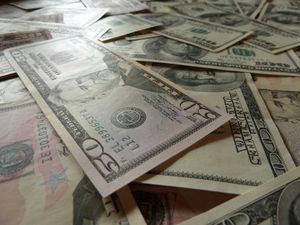 Dollar-Noten: Geldspritzen für reife Start-ups im Trend (Foto: pixelio.de, Damm)