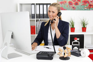 Telefonat: Mails von Kollegen verstopfen Postfach (Foto: T. Reckmann/pixelio.de)