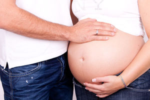 Babybauch: Hormonelle Verhütung kann zu Tumoren führen (Foto: pixelio.de/JMG)