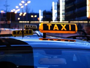 Taxi: Fahrtendienste sind nicht immer sicher (Foto: RainerSturm/pixelio.de)