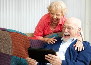 Freude bei Senioren: Einsamkeit im Alter muss nicht sein (Foto: stitch.net)