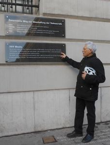 Heribert Rahdjian vor Gedenktafel (Foto: Echt Josefstadt)