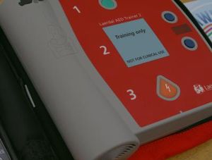 Defibrillator: Kann im Ernstfall Leben retten (Foto: pixelio.de/S. Hofschlaeger) Defibrillator: Kann im Ernstfall Leben retten (Foto: pixelio.de/S. Hofschlaeger)