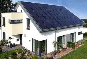 Haus mit Solardach: SolarWorld für 2015 optimistisch (Foto: solarworld.de)