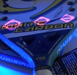 Hologramm auf Schläger: Marken werden geschützt (Foto: youtube.com)