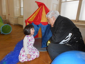 H. Rahdjian mit junger Besucherin (Foto: Gerald Wachter)