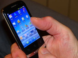 Smartphone: Daten brauchen oft Schutz (Foto: Ute Mulder, pixelio.de)