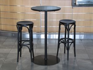 Barhocker und Tisch: Echt statt perfekt lautet Devise (Foto: pixelio.de/Sturm)