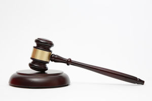 Gerichtshammer: kleine Delikte via Skype verhandelt (Foto: Reckmann/pixelio.de)