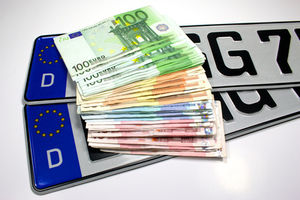 Geld auf Kennzeichen: viele Autos online erworben (Foto: I-vista/pixelio.de )