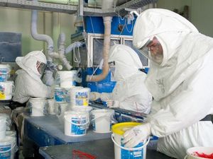 Im Labor: Forscher analysieren Atomstruktur (Foto: pixelio.de/FotoHiero)