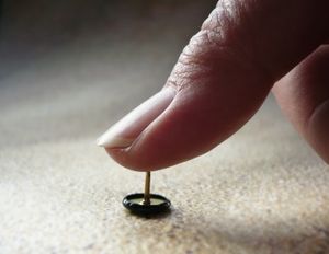 Reißzwecke: kurzzeitiger Schmerz ist anders (Foto: pixelio.de, Sigrid Rossmann)
