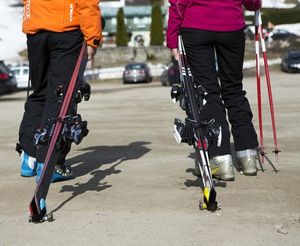 Einfach nachziehen: Skitransport leicht gemacht (Foto: Skiddi)