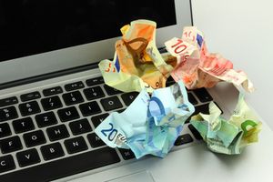 Geld auf Laptop: Shopping vor allem sonntags (Foto: pixelio.de/Marc Boberach)