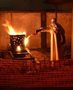 Vernichten: Das muss mit Papier aus Quarantäne passieren (Foto: Julien Rey/MSF) Vernichten: Das muss mit Papier aus Quarantäne passieren (Foto: Julien Rey/MSF)