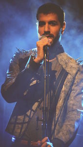 QASIM im ECHO 2014-Look während eines Konzertes in Berlin (Foto: Heike Rummler)