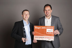 Thomas Däppen und Ivan Schmid mit dem Innovationspreis IT (Bild: Comvation AG)