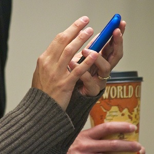 Smartphone-Nutzung: Das erfordert typische Gesten (Foto: Alan Wolf, flickr.com)