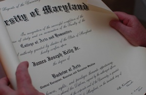 Gefälschtes Zeugnis: gekaufte Diplome aus China (Foto: flickr.com/Jim Kelly)
