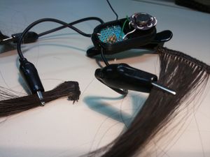 Extensions: Hightech-Strähnen steuern Smartphone (Foto: katiavega.com) Extensions: Hightech-Strähnen steuern Smartphone (Foto: katiavega.com)