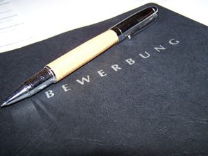Bewerbungsmappe: Auslaufmodell bei vielen Firmen (Foto: pixelio.de, derateru)