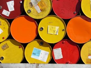 Ölfässer: Noch billiger werden sie nicht (Foto: Christa Nöhren, pixelio.de) Ölfässer: Noch billiger werden sie nicht (Foto: Christa Nöhren, pixelio.de)