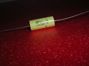 Kondensator: schon bald Ersatz für Batterien (Foto: pixelio.de/modellbauknaller)