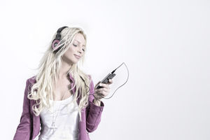 Musik hören: Ohrwümer dank Kaugummi vergessen (Foto: pixelio.de/J. Brinckheger)