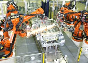 Roboter bei der Arbeit: Geschäft mit Automobilbauern boomt (Foto: kuka.de)