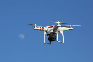 DJI-Drohne mit Kamera: immer mehr Umsatz erwartet (Foto: wikimedia.org)