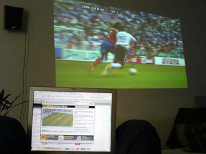 Am PC vor dem TV: macht Werbung interaktiver (Foto: Dan Taylor, flickr.com)